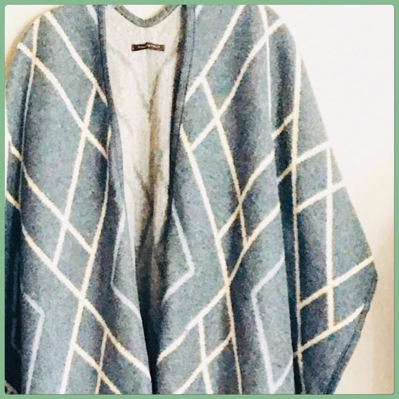 Gorgeous Warm Gray/Tan Plaid Flannel Wrap Cape Host Pick - Picture 9 of 10